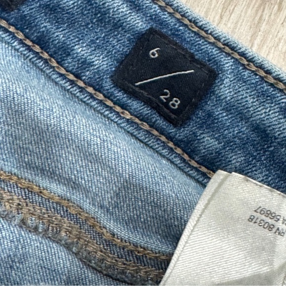 Lucky brand light/ medium wash low rise “Lolita” crop ❤️ - Picture 9 of 9